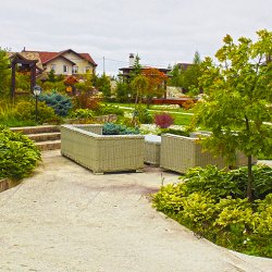 Дизайн сада с площадкой для отдыха и цветниками